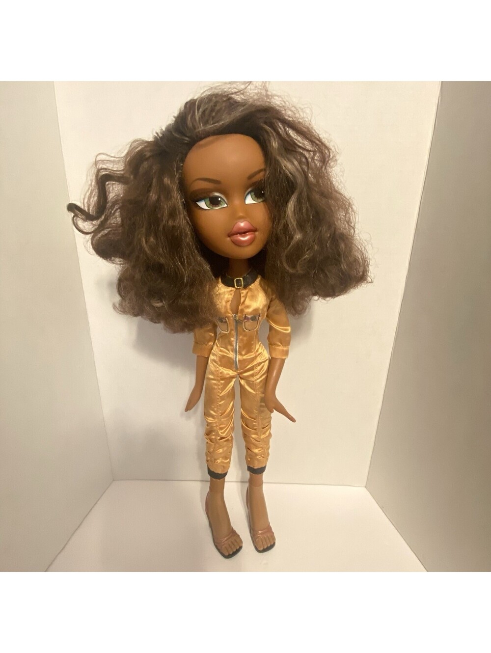 2009 Bratz Wildlife Sasha 22inch Gold Outfit Preowned